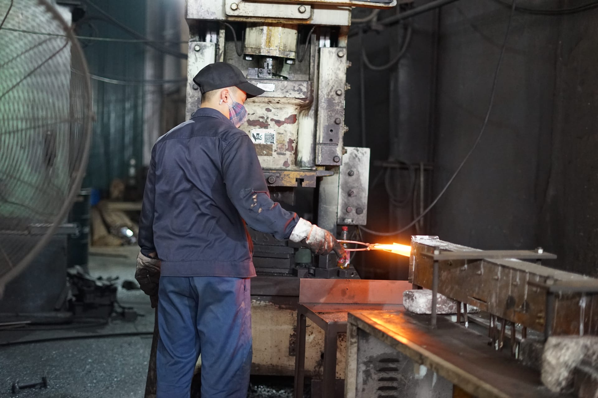 Lò trung tần nung phôi